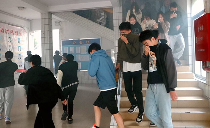 1640768938360856.jpg 学生迅速、有序地从楼道疏散.JPG