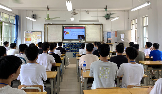 1651634753618232.jpg 学生在教室收看团课直播.jpg