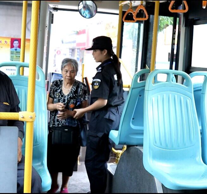 1695302461906093.jpg 4-学校志愿者在搀扶老人.jpg