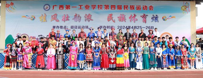 1714119565505205.jpg 26.学校领导和学生合影.jpg