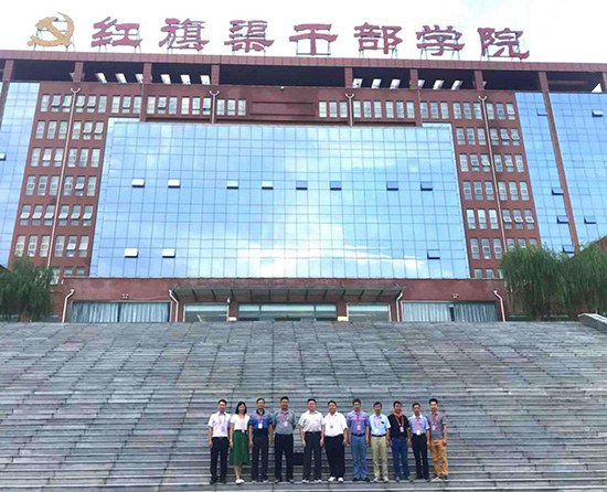 党员教师在红旗渠干部学院合影_1.jpg