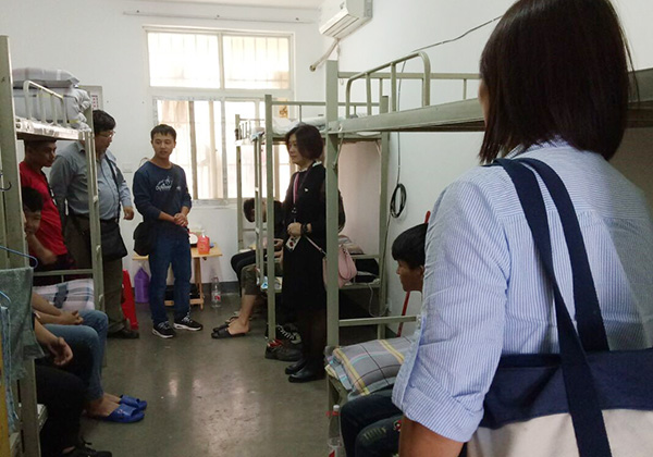 到宿舍看望学生3.jpg