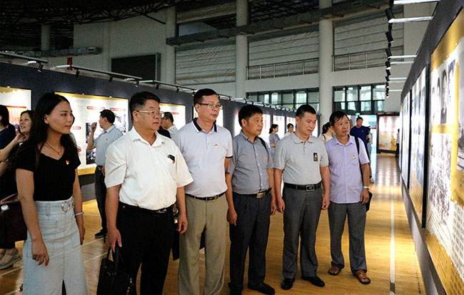 党员干部参观“不忘初心、牢记使命”——广西党组织成长的光荣之路主题展播.jpg