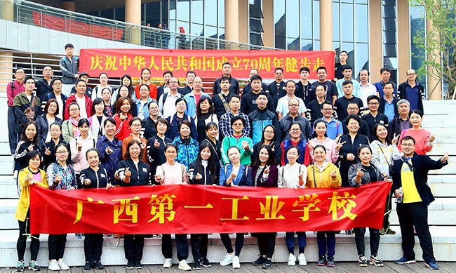 1574392237307564.jpg 秋游活动集体照.jpg