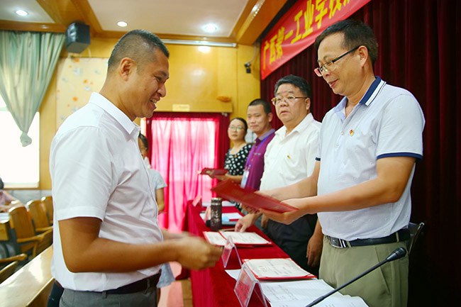 1593766110980460.jpg 校党委班子领导为受表彰的集体和个人颁奖.jpg