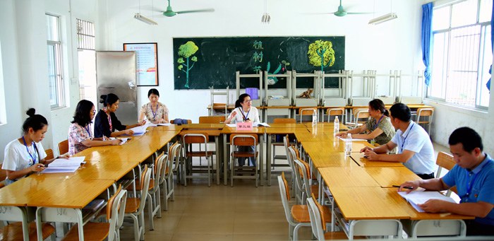 1595575982535056.jpg 与会代表分组审议各项工作报告.jpg