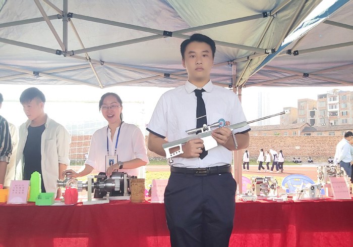 1606037030943061.jpg 同学感兴趣地拿起数控产品“保家卫国”.jpg