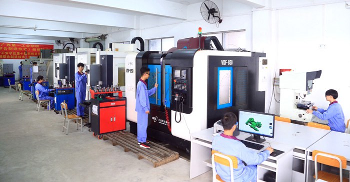 1606037073788160.jpg 同学们在课堂中认真训练数控技术.jpg