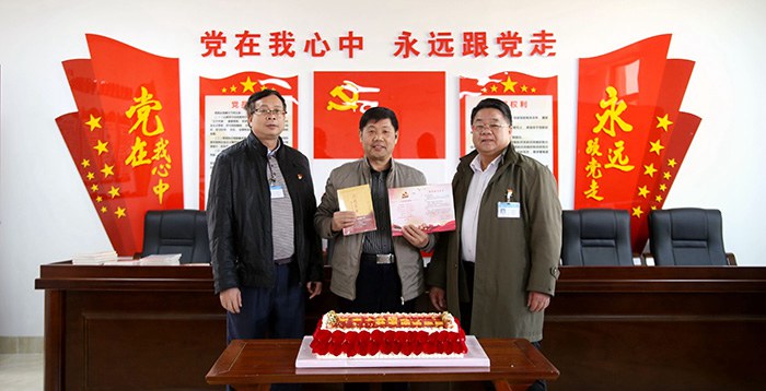 1609402090725936.jpg 党委书记张海林(右一)发放政治生日贺卡、党委副书记黄杰品(左一)赠送党性书籍.jpg