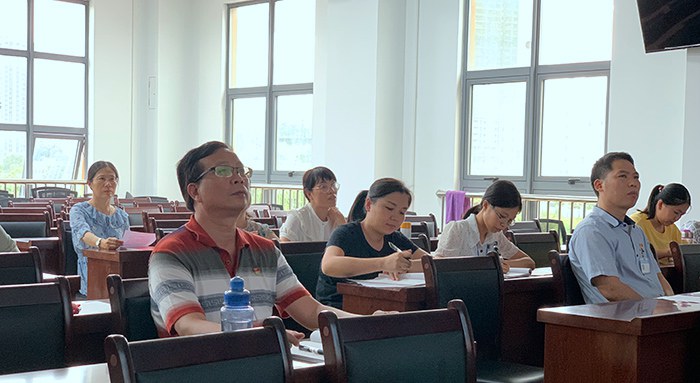 1623913485999562.jpg 党员们认真观看.jpg