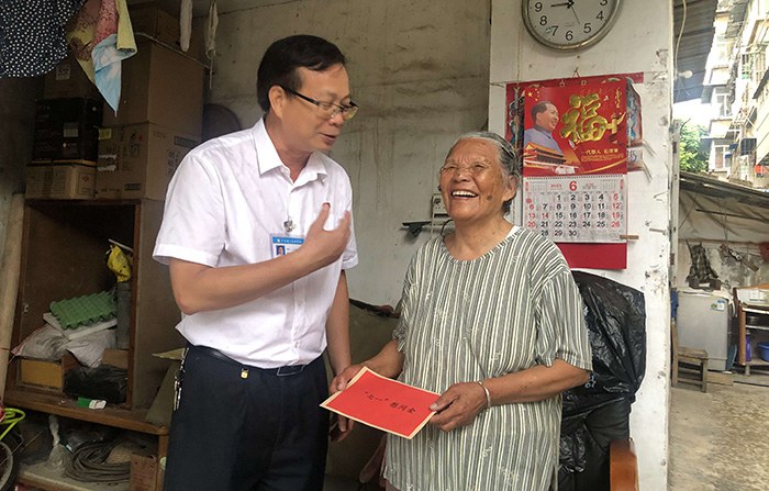 1624923731664411.jpg 校长黄杰品同志为老党员李玉英同志送上慰问金.jpg