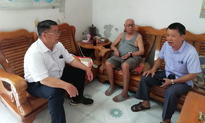 1624923895614336.jpg 党委书记张海林为老党员何海滔同志送上慰问金.jpg