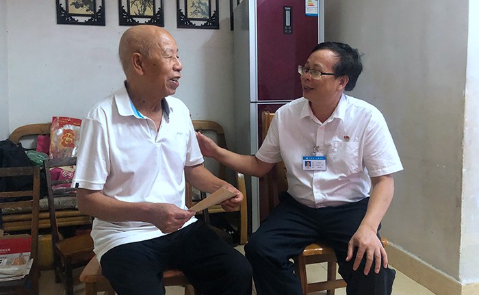 1624923921650725.jpg 校长黄杰品为老党员欧载玕同志送上慰问金.jpg