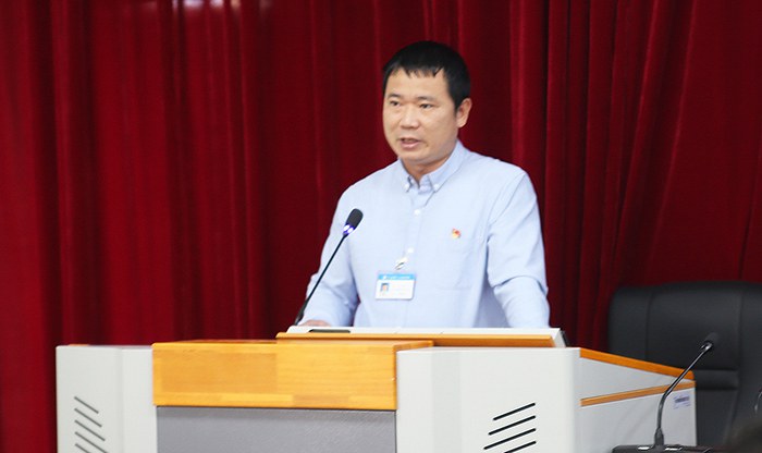 1639556101701335.jpg 学校党委委员、副校长李健为全体党员上党课.JPG