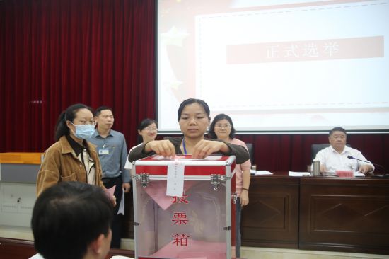 1669601045417712.jpg 2.党员在进行投票.jpg